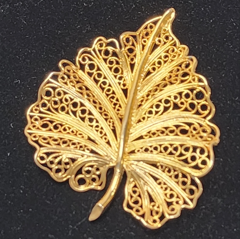 Lisner Vintage Swirl Filigree Gold Tone Leaf Brooch Pin